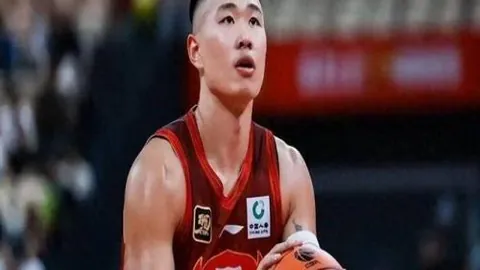 林诗栋稳健晋级WTT重庆冠军赛男单四强，央视新闻客户端同步报道